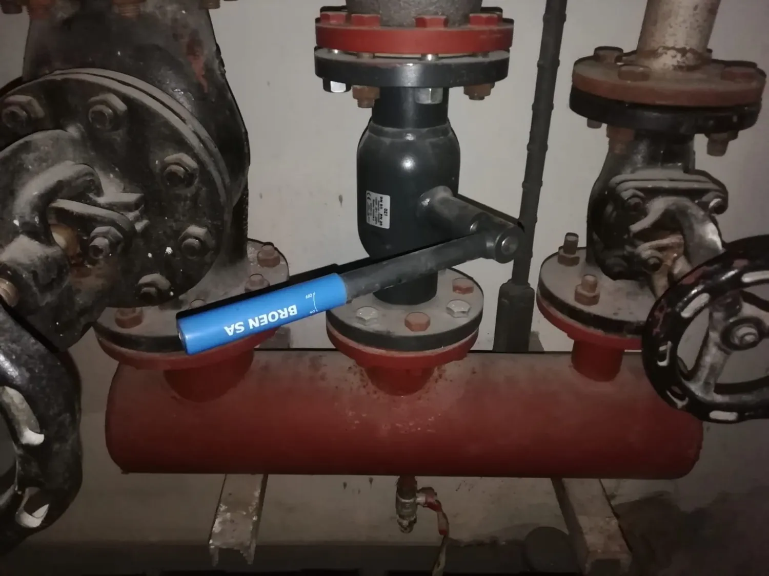 Zawór z dźwignią na kolektorze instalacji wodnej w maszynowni, realizacja serwisowa DETAS