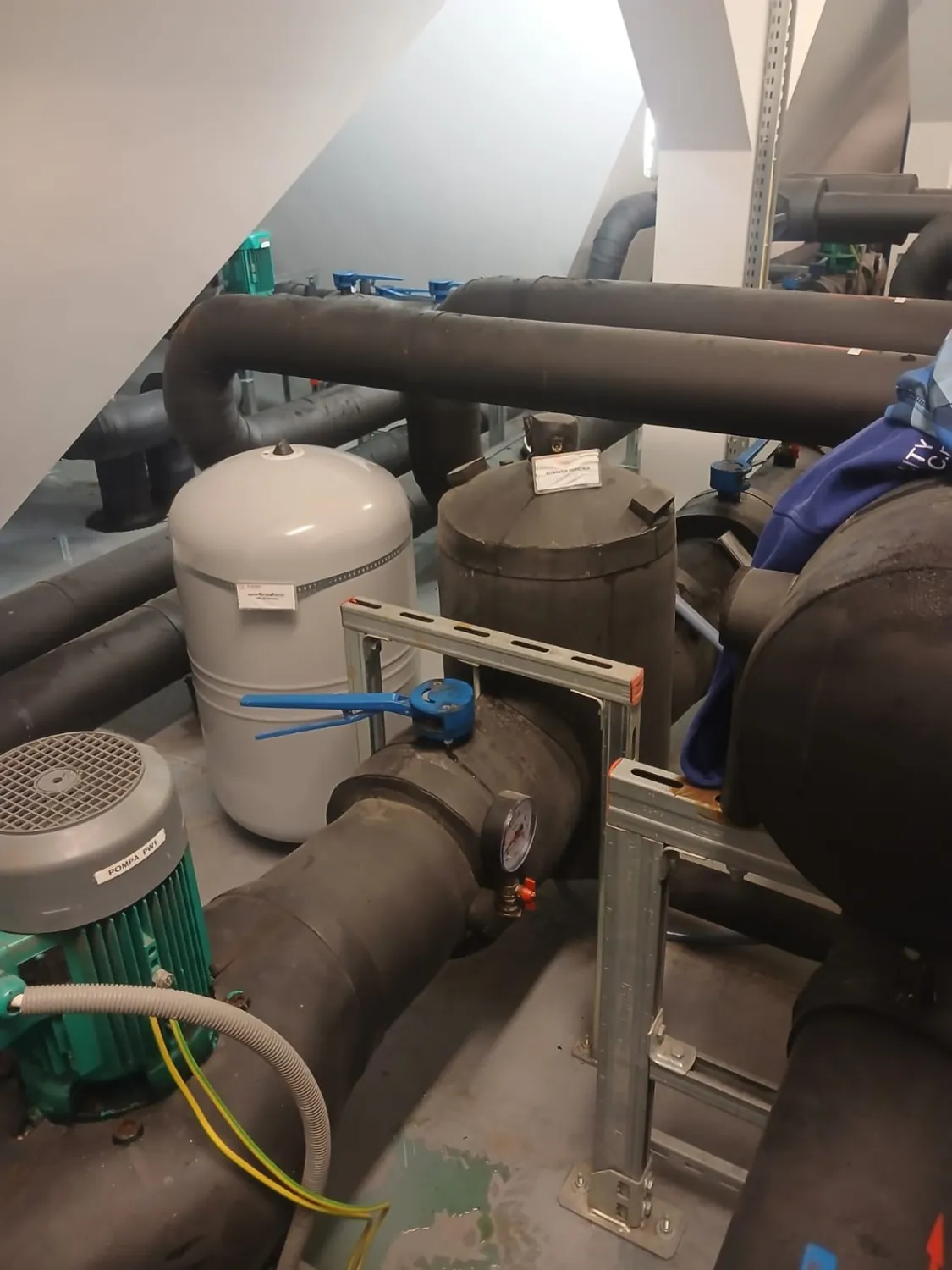 Izolowane rurociągi, armatura i aparatura kontrolna instalacji technicznej budynku — realizacja DETAS